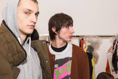 Backstage içinde poz güzel modelleri