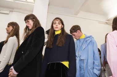 Backstage içinde poz güzel modelleri