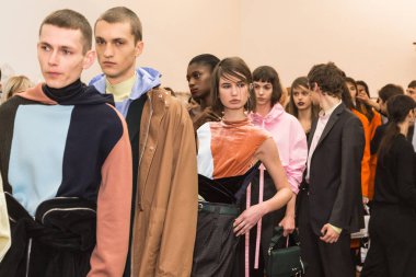 Backstage içinde poz güzel modelleri