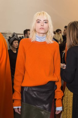 Backstage içinde poz güzel modell