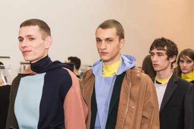 Backstage içinde poz güzel modelleri