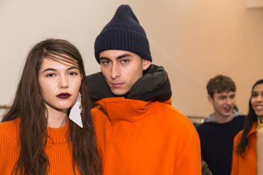 Backstage içinde poz güzel modelleri