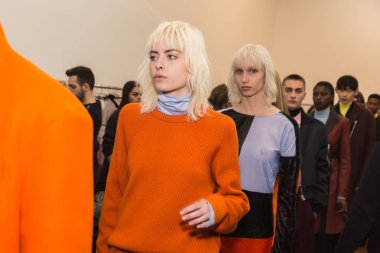 Backstage içinde poz güzel modelleri
