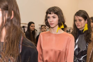 Backstage içinde poz güzel modelleri