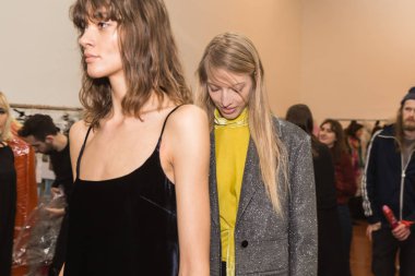 Backstage içinde poz güzel modelleri