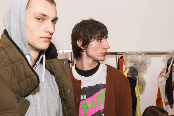 Backstage içinde poz güzel modelleri