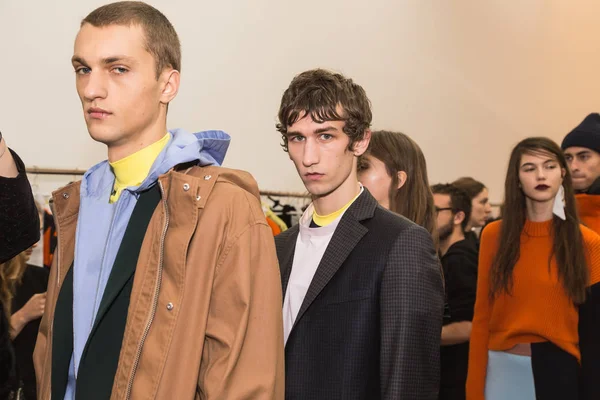 Beautiful models posing in the backstage — Stock Photo, Image