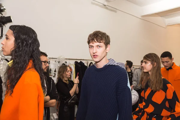 Backstage içinde poz güzel modelleri