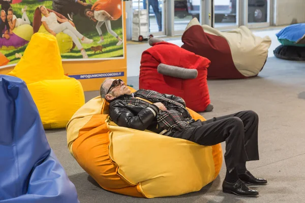 Pessoas que visitam o HOMI 2017 em Milão, Itália — Fotografia de Stock