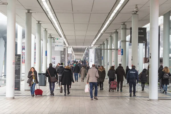 People visiting HOMI 2017 in Milan, Italy — Stock Photo, Image