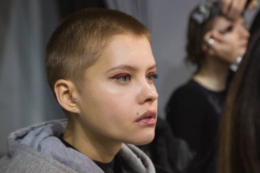 Güzel model backstage içinde poz