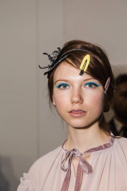 Güzel model backstage içinde poz