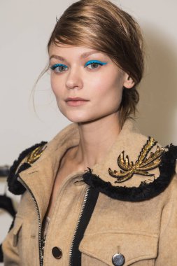 Güzel model backstage içinde poz