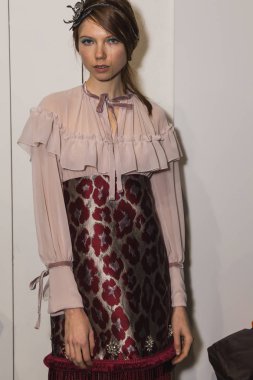 Güzel model backstage içinde poz