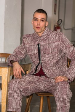 Güzel model backstage içinde poz