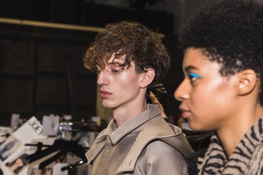 Backstage içinde poz güzel modelleri