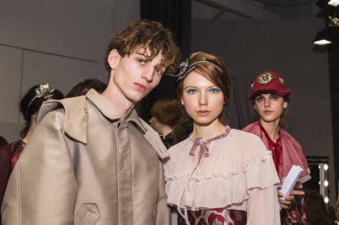 Backstage içinde poz güzel modelleri