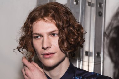 Güzel model backstage içinde poz