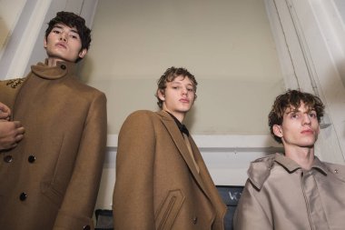 Backstage içinde poz güzel modelleri