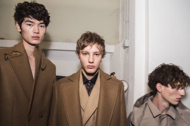 Backstage içinde poz güzel modelleri