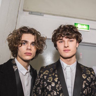 Backstage içinde poz güzel modelleri