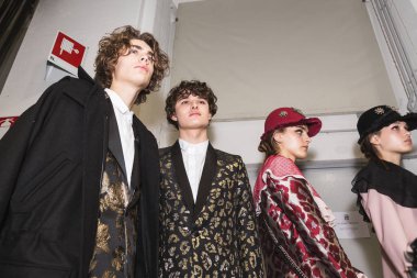 Backstage içinde poz güzel modelleri