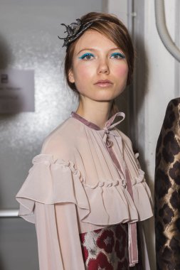 Güzel model backstage içinde poz