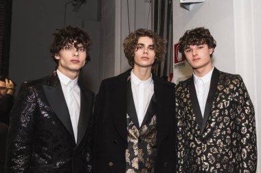 Backstage içinde poz güzel modelleri