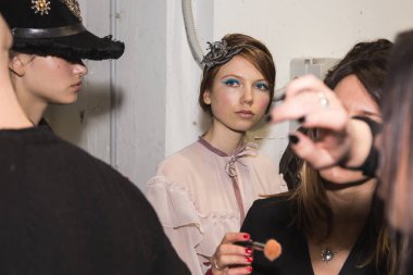 Backstage içinde poz güzel modelleri