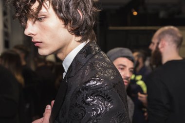 Güzel model backstage içinde poz