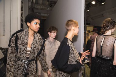 Backstage içinde poz güzel modelleri