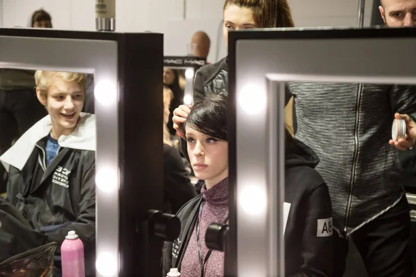 Güzel model backstage içinde poz