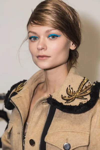 Güzel model backstage içinde poz