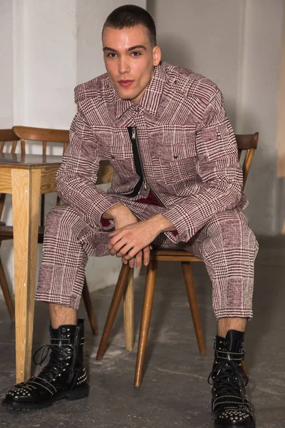 Güzel model backstage içinde poz