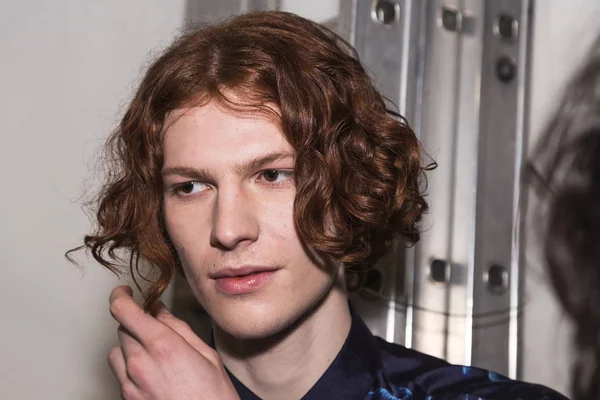 Güzel model backstage içinde poz