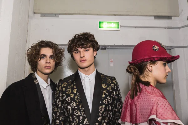 Backstage içinde poz güzel modelleri