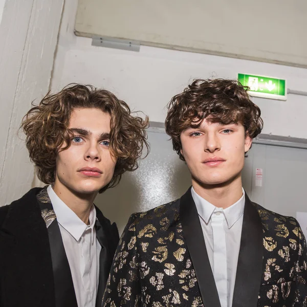 Backstage içinde poz güzel modelleri