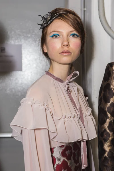 Güzel model backstage içinde poz