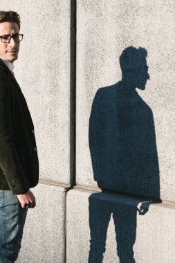 Yakışıklı delikanlı bir kentsel bağlamda poz