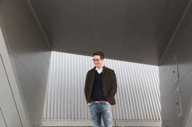 Yakışıklı delikanlı bir kentsel bağlamda poz