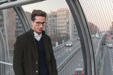 Yakışıklı delikanlı bir kentsel bağlamda poz