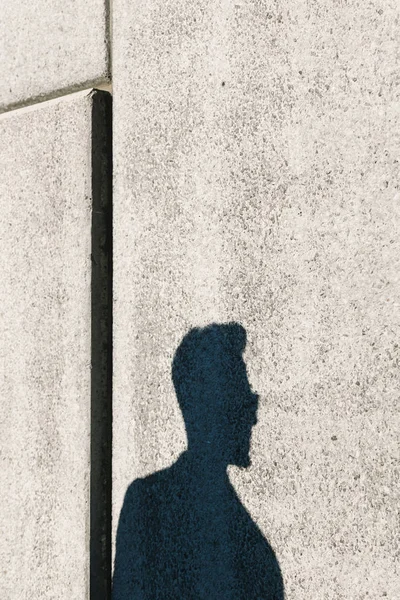 Shadow of a man posing in an urban context — Stock Photo, Image