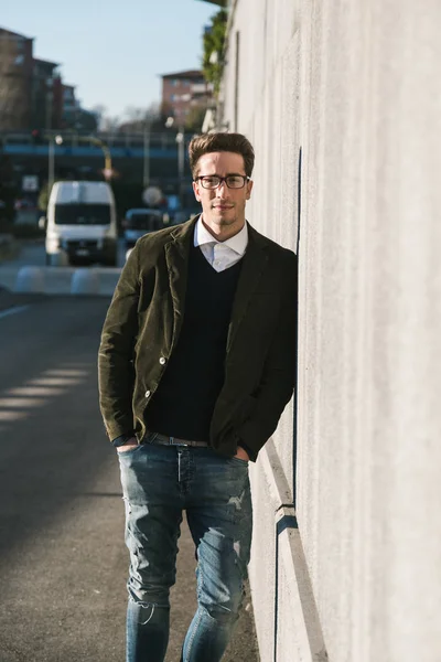 Young handsome man posing in an urban context — Stock Photo, Image