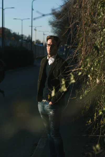 Jovem bonitão posando em um contexto urbano — Fotografia de Stock