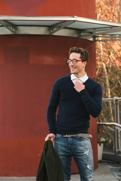 Young handsome man posing in an urban context — Stock Photo, Image