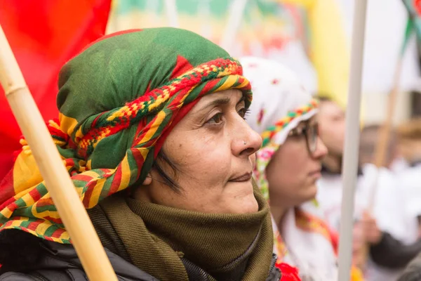 Kurdish demonstrators protesting in Milan, Italy — Stock Photo, Image