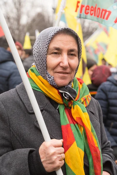 Kurdish demonstrators protesting in Milan, Italy — Stock Photo, Image