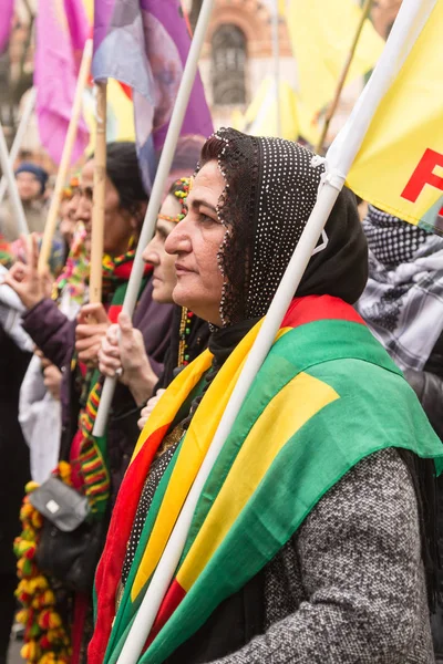Kurdische Demonstranten protestieren in Mailand, Italien — Stockfoto