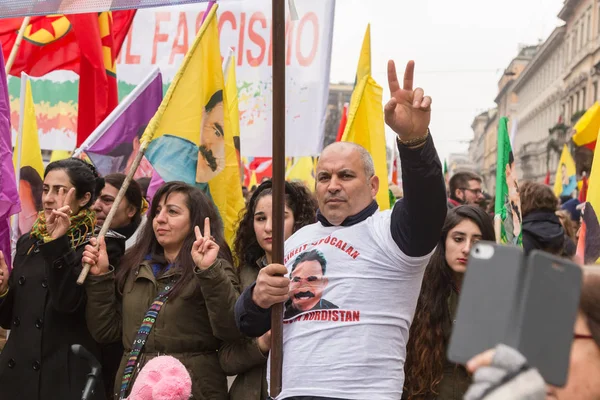 Kurdish demonstrators protesting in Milan, Italy — Stock Photo, Image