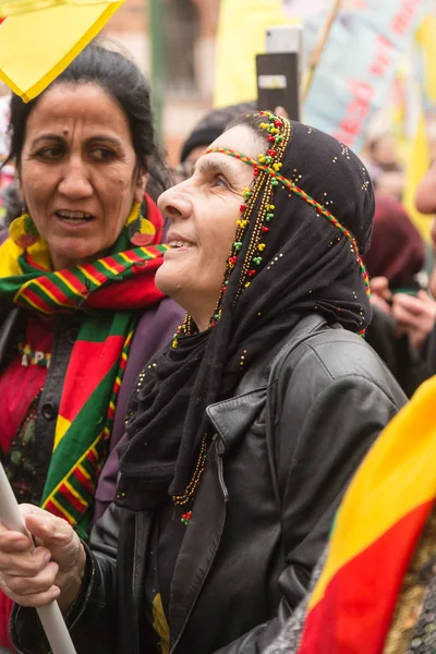 Kurdish demonstrators protesting in Milan, Italy — Stock Photo, Image